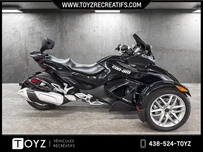 2013 Can-Am SPYDER RS SE5 DOSSIER PASSAGER ET TRÈS BAS MILLAGE 2013 CAN-AM SPYDER RS SE5 MOTEUR 998...
