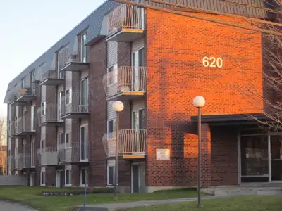 Magnifique 3 1/2 situé au 4ième étage, vaste et lumineux, appartement rénové, buanderie dans l`immeu...