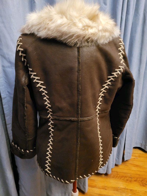 Manteau vrai fourrure et suède synthétique Medium fur faux suede dans Femmes - Hauts et vêtements d'extérieur  à Ville de Montréal - Image 2