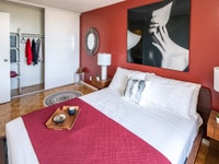 Located in Ottawa South, The Oaks offers excellent value and convenience, featuring an outdoor pool,... (image 5)