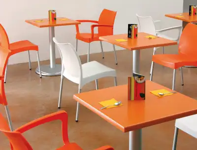 Transformez votre terrasse de restaurant avec notre sélection de chaises et tables neuves, parfaites...