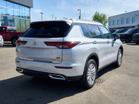 People can't stop talking about this widely acclaimed 2022 Mitsubishi Outlander ES | 4WD | Backup Ca... (image 4)