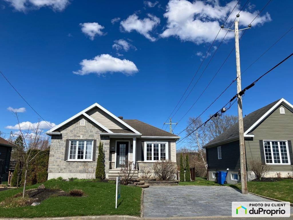 $579,900 - Bungalow for sale in Charlesbourg — photo 1
