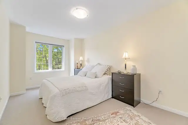 Sun-filled 3-bedroom, 3-storey Freehold end-unit townhouse in Houses for Sale in Oakville / Halton Region - Image 10