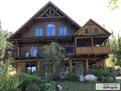 Maison unifamiliale en bois rond à 1,5 étage. Comprenant 2 chambres, 1 à l'étage avec salle de bain,...