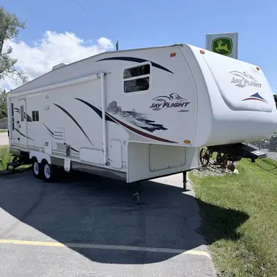 Very nice Clean 5th wheel trailer with an awesome layout. - will include 5th wheel hitch if wanted -...