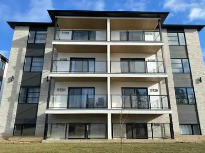1ER JUIN 2025 Superbe grand 5-1/2 à aire ouverte style condo, très moderne avec garage, air climatis...