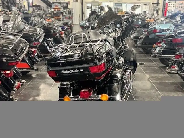 2010 Harley-Davidson Electra Glide Ultra Classic in Street, Cruisers & Choppers in Sudbury - Image 4