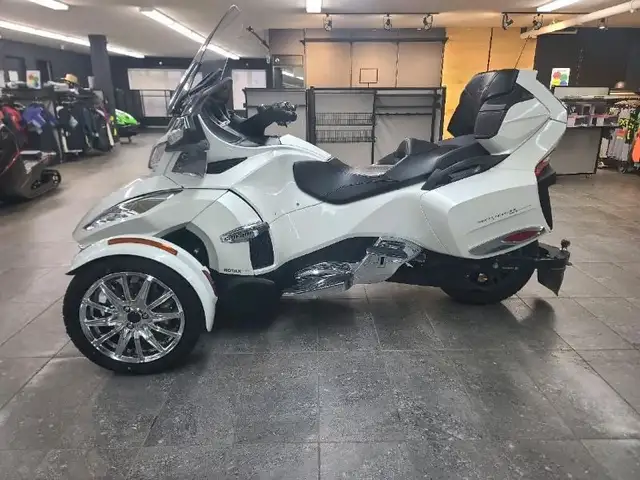 2017 Can-Am SPYDER RT LTD (SE6) BLANC in Sport Touring in Lanaudière - Image 4