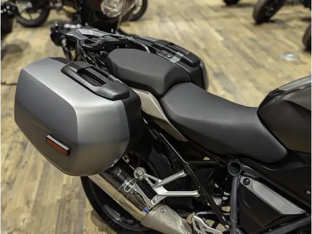 2018 BMW R 1200 RS // Frozen Bronze Metallic/Black Storm Metalli in Sport Bikes in Winnipeg - Image 11