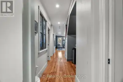 Charming fully furnished short-term rental available December 7 to April 15. This warm and character...