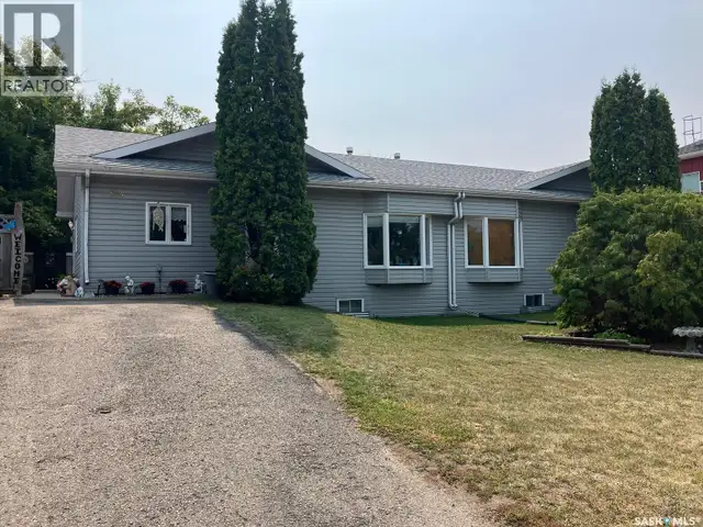 804 - 806 9th AVENUE W Nipawin, Saskatchewan in Houses for Sale in Nipawin - Image 2