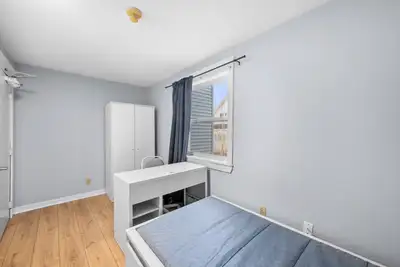 Spacious full renovated student housing 1 bedrooms room available in the heart of Woodside. Perfect...