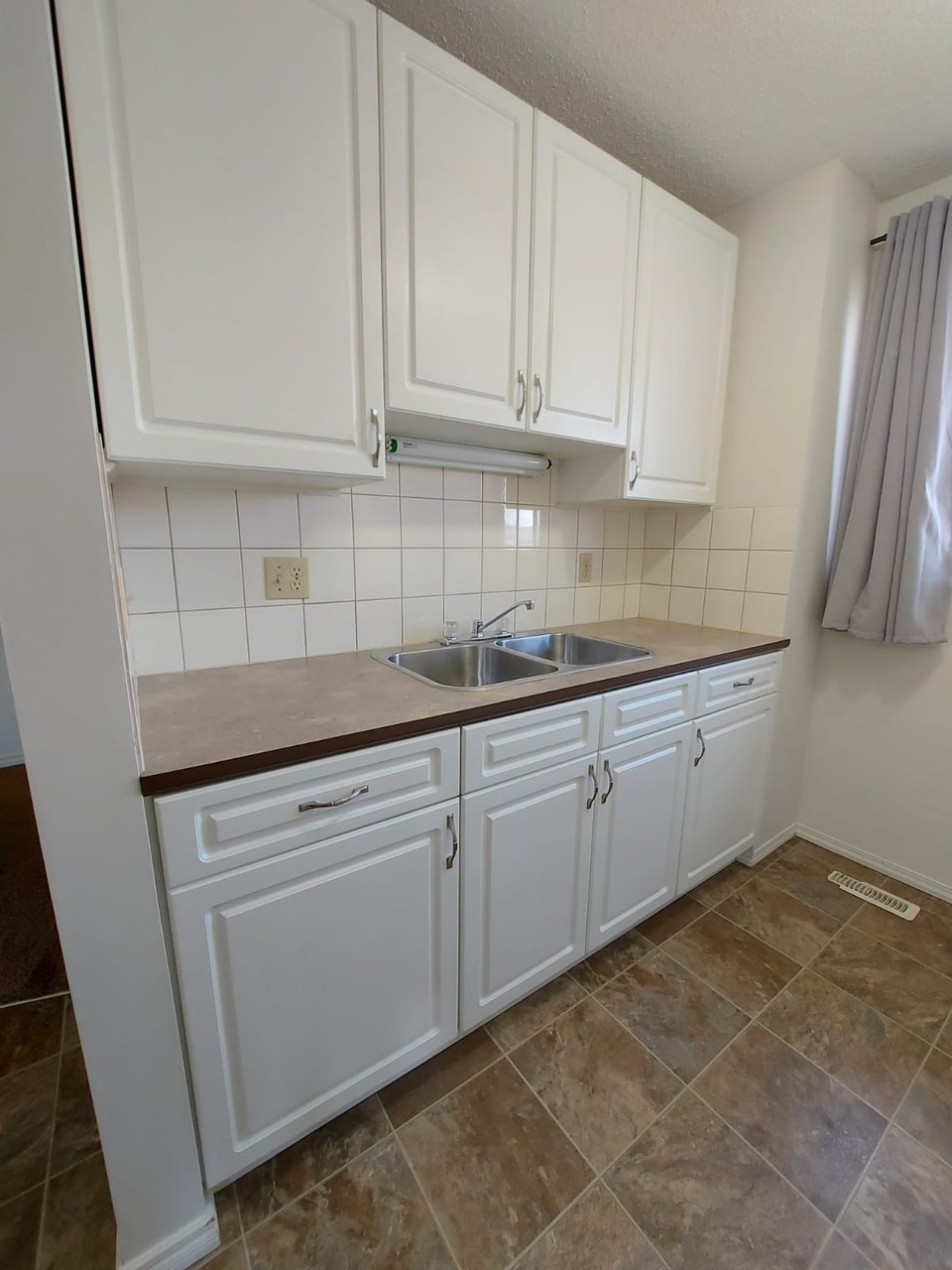 Beautiful 2 Bedroom Unit in Clearview Meadows!! 2