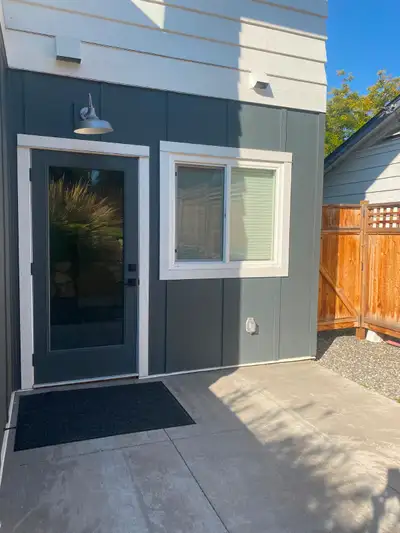 East Hill 1 Bed Suite – Available Sept 15 ✨� Bright, Modern level-entry 1 bedroom, 1 bathroom suite...
