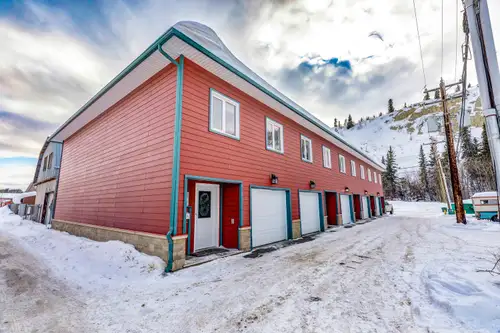 3 Bed, 2 Bath downtown townhouse with garage for rent. The unit does not come furnished. Yearly leas...