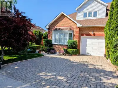 For more info on this property, please click the Brochure button. Luxury lakefront, spacious freehol...