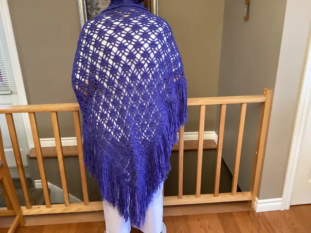 Châles fait à la main avec du matériel neuf in Women's - Dresses & Skirts in Trois-Rivières - Image 3