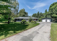 Sprawling Bungalow on 3/4 of an Acre - Close to Lake - Innisfil