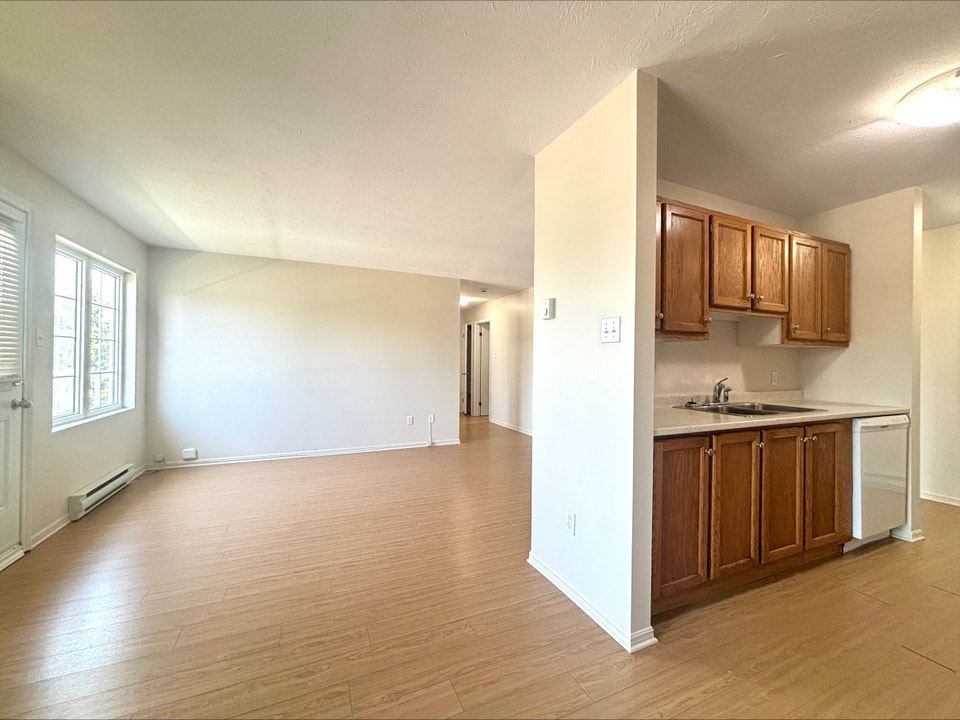NEAR CCNB DIEPPE 2 BED UNIT LARGE BRIGHT 4