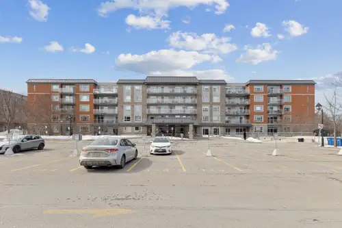 Avec vue sur la cours intérieure, cet appartement moderne de 2 chambres offre à la fois confort et f...