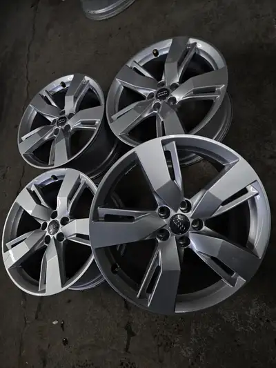 Very clean set of original Audi Q5 wheels made by Ronal 19x8 Offset: 39 Bolt pattern: 5x112 Centerbo...