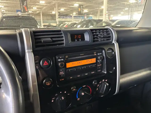2010 Toyota FJ Cruiser 4WD|V6|AUTOMATIC|LEATHER|ALLOYS|RADIO| in Cars & Trucks in City of Toronto - Image 14