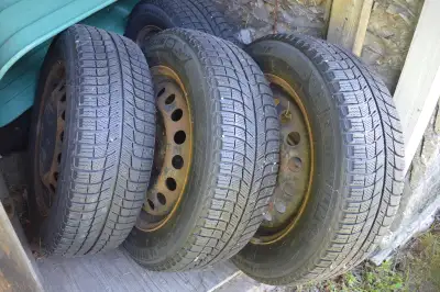 En argent comptant, je ne peux pas les virements 4 pneus d'hiver Michelin 225/60/17, X-Ice et Snow s...