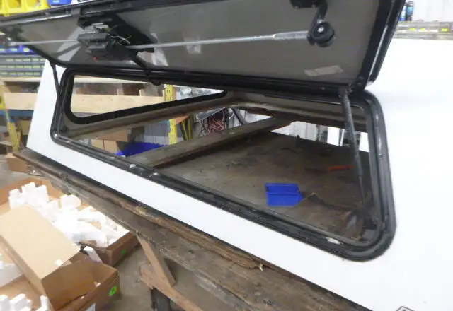 2020 - 2026 Chevrolet Silverado HD 2500/3500 6'9 White Truck Cap in Other Parts & Accessories in Kitchener / Waterloo - Image 6