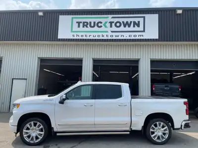 2023 Chevrolet Silverado 1500 High Country 4x4 Crew Cab with the 3.0L Duramax Diesel and 76,202 km!...
