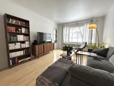 Immense 4 et demidans un immeuble situé au coeur du quartier Montcalm sur la Grande Allée. Localisat...