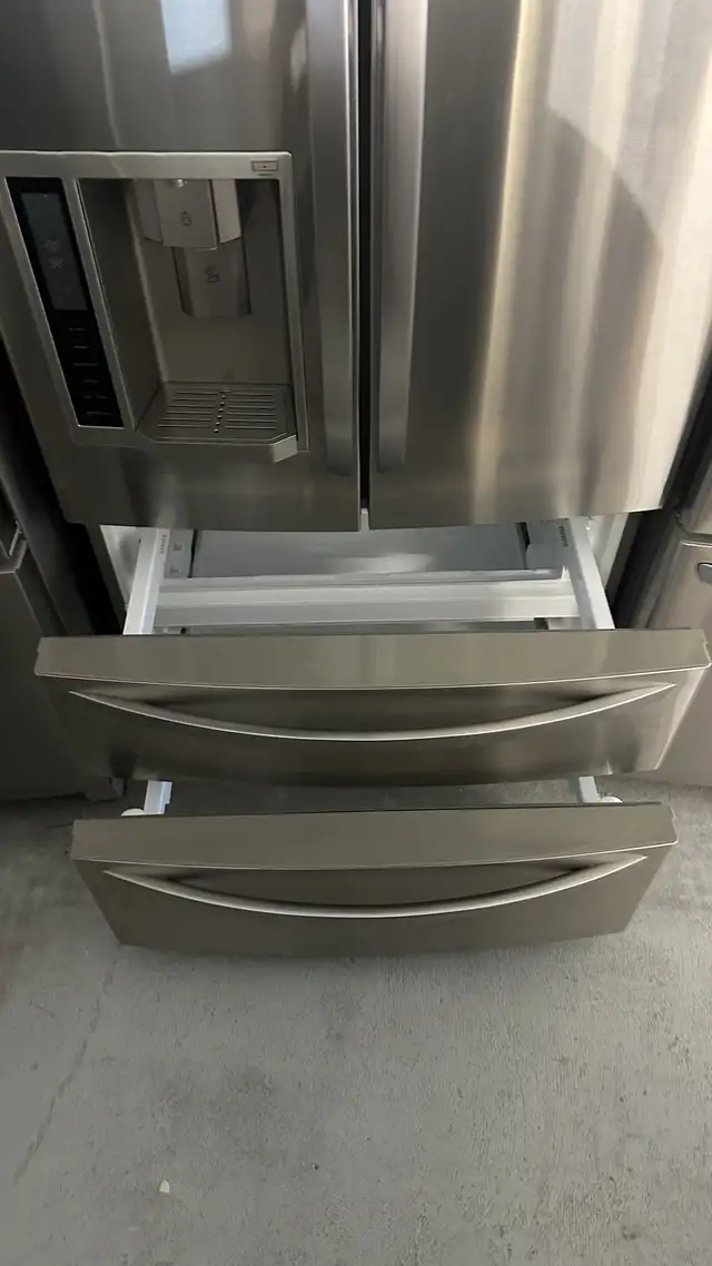 2179- Réfrigérateur LG Stainless portes français fridge bottom in Refrigerators in City of Montréal - Image 4