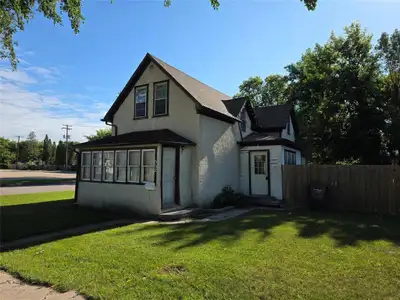 P05//Portage La Prairie/Opportunity Knocks! This 1354 sq ft, 3 bed/1.5 bath home is ready to be brou...