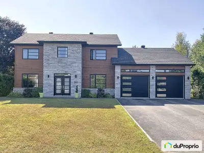 Belle construction 2015 moderne avec aire ouverte planchers chauffants avec 2 portes de garage et 3...