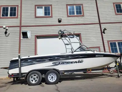 2004 Supreme V220 SP – Versatile Wake & Surf Machine The Supreme V220 SP is a proven 22’ wake boat t...