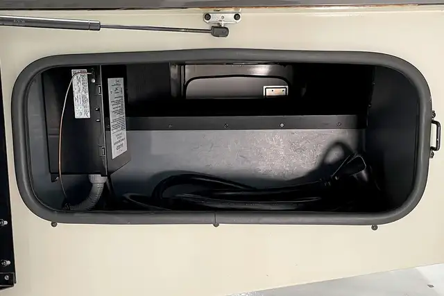 2018 Holiday Rambler Admiral 30U – Pre-Owned Class A Motorhome.  in RVs & Motorhomes in Red Deer - Image 11