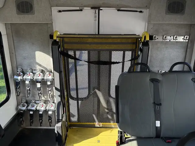 2016 Ford E-350 Econoline Super Duty 8 Passenger Wheelchair Acce in Heavy Trucks in City of Montréal - Image 21