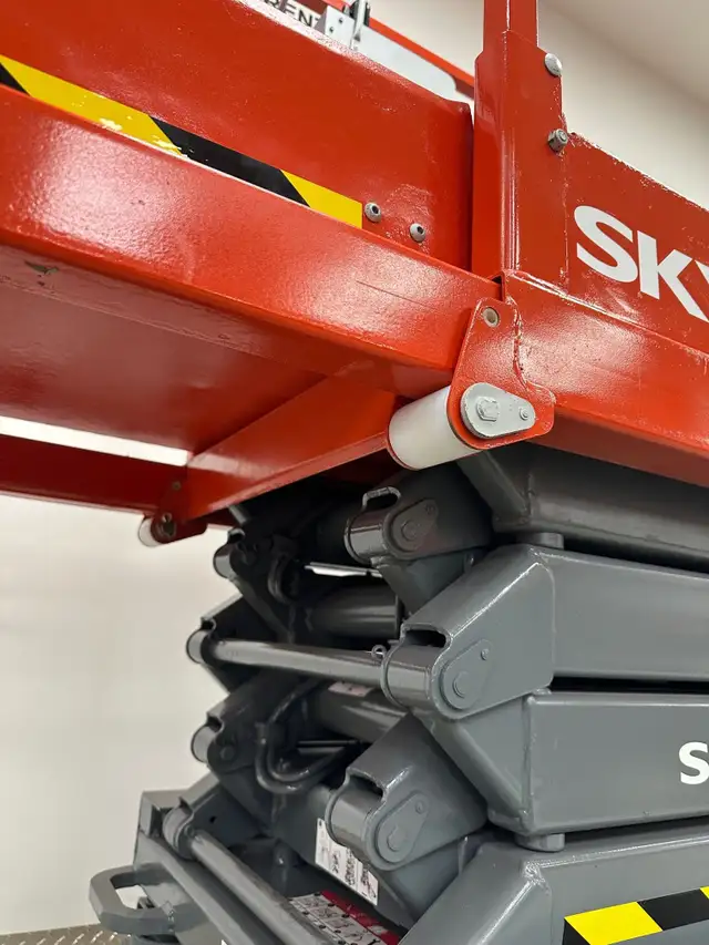 2013 SKYJACK SJ3219 Electric Scissor Lift in Heavy Equipment in Hamilton - Image 11