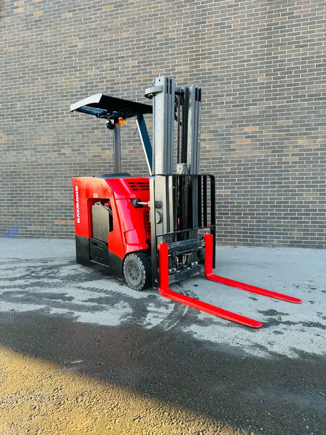 2017 RAYMOND DOCK STOCKER STAND UP FORKLIFT 3500LBS CAP 3 STAGE  in Heavy Equipment in Mississauga / Peel Region - Image 2