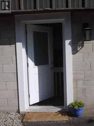 Spacious, pet friendly 3 bedroom unit. The open concept, updated spacious 3 bedroom unit has in unit...