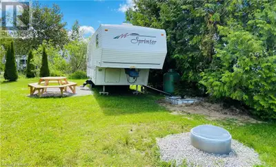 Sprinter Trailer, site and private dock access for weekly rental . This cozy RV has a separate queen...