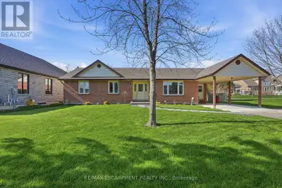 Welcome to lakeside living in the heart of Port Dover! Just moments from the shores of Lake Erie, th...