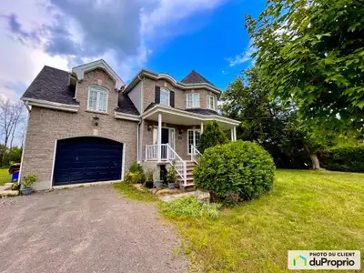 Somptueuse résidence à étages, nichée sur un vaste terrain de 30 000 pieds carrés, à seulement 10 mi...