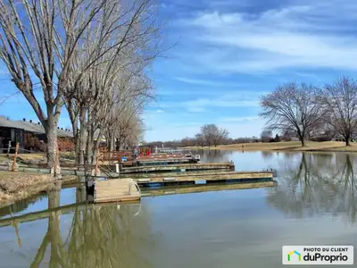 Bord de l'eau NON INONDABLE.(naviguable) Unité de coin d'une maison en rangée, sans voisin arrière....