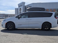 This Chrysler Pacifica has a dependable Regular Unleaded V-6 3.6 L/220 engine powering this Automati... (image 4)
