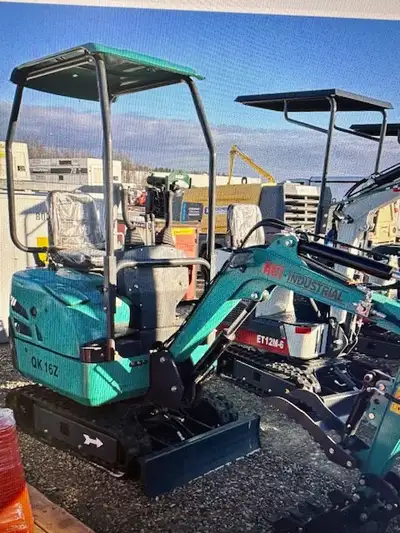 Brand new mini excavator, 2'7" stick, blade, 7" rubber tracks, 16" digging bucket, hydraulic thumb ....