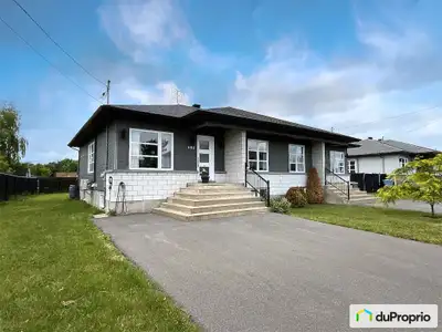 Joli jumelé, clef en main, possédant une belle fenestration, aire ouverte très lumineuse, idéal pour...