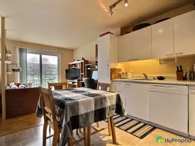 Superbe condo situé dans le secteur St-David. 3 1/2 de style loft situé côté jardin, orientation oue...