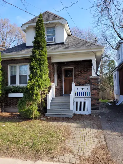 Student Room for Rent – 6-Bedroom House Near McMaster University Just steps from the heart of McMast...