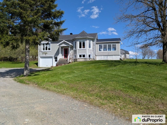 $739,000 - Acreage / Hobby Farm / Ranch for sale in Weedon — photo 1